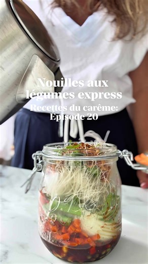 ✨RECETTES DU CAREME: BOUILLON EXPRESS✨ L’essayer c’est l’adopter! J’ai vraiment adoré cette recette façon mealprep, super facile à préparer. On peut changer la sauce comme on veut, pourquoi pas avec du curry rouge ou du peanut butter? Ici la recette est simple: ▫️1/2 bouillon cube de légumes ▫️ 2 cás de sauce soja ▫️ 1 cás d’huile de sésame ▫️ 1 càs de sauce soja sucrée ▫️ 1 cas de Sriracha Les légumes que j’ai utilisé: ▫️ petits pois ▫️ poivrons rouges ▫️ carottes ▫️ pak Choy ▫️ haricots verts 