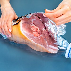 2M views · 9.4K reactions | Zagadka rozwiązana! Oto jak uzyskać najlepszą kiełbasę w domu Składniki: golonka wieprzowa: 2 szt Coca-Cola: 1 l woda: 3 l NA ŚREDNIM OGNIU: 1 GODZ. marchewka: 1 szt cebula: 2 szt czosnek: 20 g liście laurowe: 2 szt ziarnka pieprzu czarnego: 10 g sól: 5 g NA ŚREDNIM OGNIU: 2 GODZ. ogórki kiszone: 200 g pietruszka: 20 g czosnek: 15 g czarny pieprz: 2 g | Cookrate - Polska | Facebook