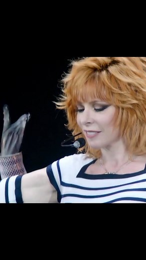 « Puisqu'il faut choisir, à mots doux je peux le dire, Sans contrefaçon je suis un garçon » Le public de Mylène Farmer est en feu ! 🎤🔥 Retrouvez le #concertMylèneFarmer ce soir à 21 :05 | W9