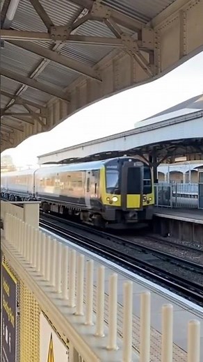 2 Fast SWR Class 450/444 Trains Pass Wimbledon Station #southwesternrailway