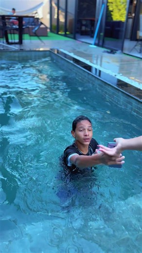 Entrei na piscina #explorar #vlog #arthursouza