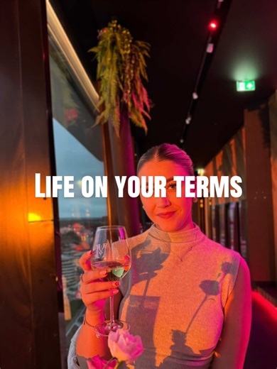 Hi I’m Chloe 🤍 2 months ago, I had no idea what Digital Marketing was. I kept seeing these people on my social media earning money and building a life they wanted to live but I didn’t know how! ✨ It took me ages to start, not because I didn’t want to, but because I didn’t know how! A month ago I invested in an online Digital Marketing course and it changed my life!! I have no created my own Digital Product Business from scratch as a COMPLETE beginner, which creates income, engagement and ultima