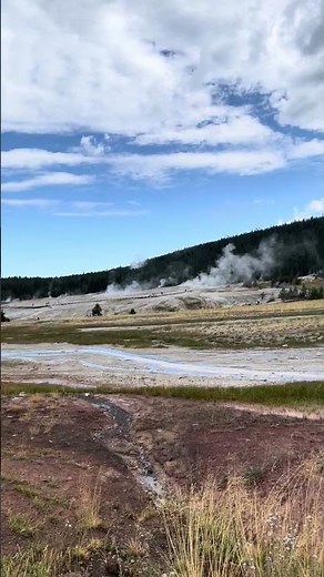 Old Faithful Geyser – Iconic Hot Spring, Yellowstone National Park, Wyoming, USA 🇺🇸