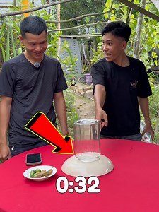 Thử thách dùng 2 ngón tay nâng kéo thủy tinh nhận ngay 2 tờ 500k #CongMinhVlog #funnyvideos #GameTriTue #thuthachtrithongminh | Công Minh Vlog