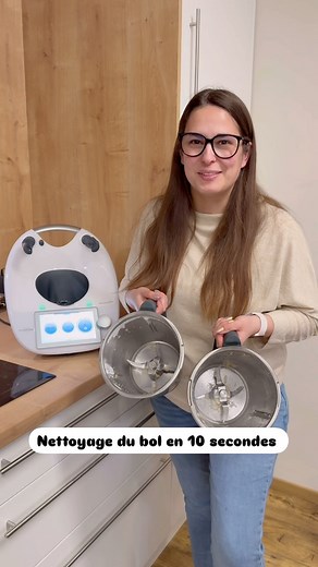 🧼✨ Nettoyer son bol Thermomix en 10 secondes chrono ! ✨🧼 Vous venez de finir une recette et vous voulez un nettoyage EXPRESS avant d’enchaîner sur une autre préparation ? Voici l’astuce ultime pour nettoyer le bol en 10 secondes seulement ! ⏳💦 ⸻ 🧽 Comment faire ? 1️⃣ Ajoutez une petite pression de liquide vaisselle dans le bol. 2️⃣ Remplissez jusqu’au trait 1L avec de l’eau chaude ou froide (selon vos préférences). 3️⃣ Lancez 10 sec / vitesse 10. 🚀 Résultat ? Un bol propre en un rien de tem