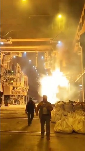 Molten Steel Overflow, Workers Sprint to Safety Intense Moment#factory #steel #metal #shorts