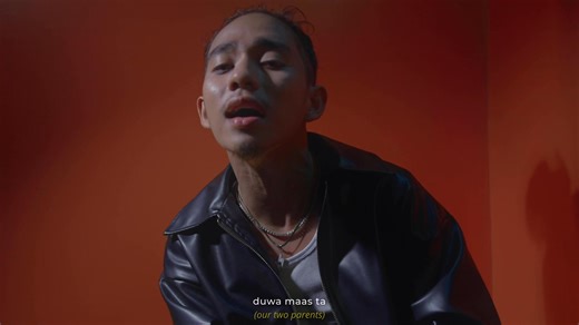 DUWA MAAS TA - Fren Atiulla (Official music video) -Hambuuk ini pamintangan ha mga anak amuin wayruun pagtaat ha duwa maas sin sila. Written and performed by: Fren Atiulla Produced by: Patch Alejandro Mixed by: Fren Atiulla Mastered by: Fren Atiulla Recorded and Arranged by: Fren Atiulla Directed by: FREN & Rashier sangkula Videographer: Rashier sangkula Assistant videographer: Al-alawi Editor: Rashier sangkula Hair & Make Up Artist: Zia Jakaria CASTS Main Artist: Fren Atiulla Mother: Ma’am Soni