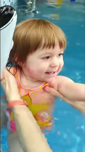 Diversión en la piscina con Bianca y el tiburón 🦈💦😄✨ #Piscina #Aventura #Niños
