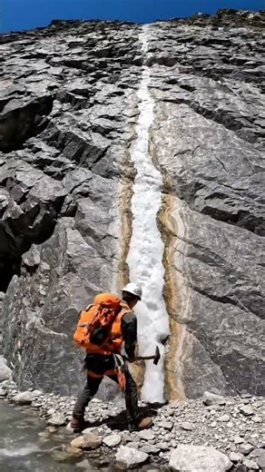 the man is best geologist and he can find this gold vein #shorts #geology