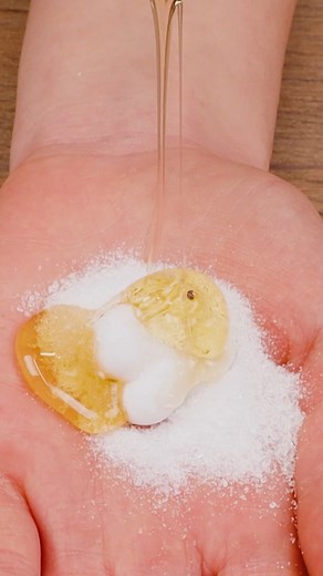 Make your own exfoliating scrub with toothpaste, sugar & honey! 🍯✋❤️ #cleverly #diy #beauty #beautytips #exfoliatingscrub #skincare #selfcare | Cleverly
