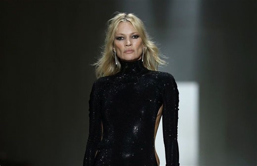 Décolleté dorsal vertigineux et string apparent : Kate Moss fait sensation sur le podium de Gucci - Elle