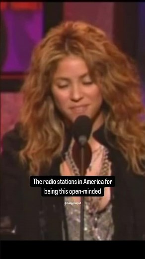 Shakira at the 2005 AMAs 🏆🎶Music is a universal language #shakira
