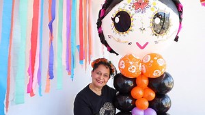 Vamos a hacer una catrina!! Acompáñanos a hacer este tutorial de un pilar con con un globo gigante decorado como la catrina de la muñeca lelé! Este 27 y 28 de octubre en nuestro curso presencial en Querétaro, aprenderemos a pintar globos gigantes como esta catrina! Inscríbete ya, hoy es tu oportunidad de generar ingresos desde casa, no pierdas esta oportunidad de tener a varios maestros en un mismo lugar. Más informes por inbox o al (442)2164933 . . . #tutorial #catrina #díademuertos #lelé #muñe