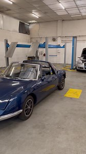 Ce soir sur POA, le Petit Observateur Patrick nous présente sa Matra 530 (Model A) de 1968 à moteur Ford 4 cylindres placé en position centrale arrière. Elle porte le nom du missile Matra 530. La vidéo complète sur www.POA.tv Merci au Garage JBF Auto Compiègne qui nous accueille. 🚗 POA : La vie, les gens et leurs histoires de bagnoles ! | Petites Observations Automobiles - POA