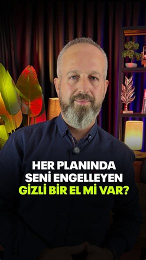 Frekans Akademi Ümit Karaman on Instagram: "Hayatında aynı yerde takılıp kalıyor musun? İş kurarsın tam büyüyecekken durur. İlişki başlar, aynı noktada tıkanır. Sanki görünmeyen bir sınır vardır. Tasavvufi bakış şunu söyler: Engel çoğu zaman dışarıda değil, içeridedir. Net olmayan niyetler, geçmişten taşınan duygusal yükler ve bilinçsizce verilen sözler insanın kendi içinde düğüm oluşturabilir. “Kader” dediğimiz şey bazen değişmeyen şartlar değil, değişmeyen biz olabiliriz. Bu anlayışın temel me