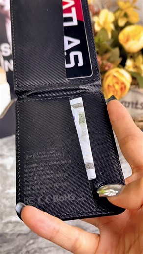 Magnetic Leather Wallet with Find My App Integration