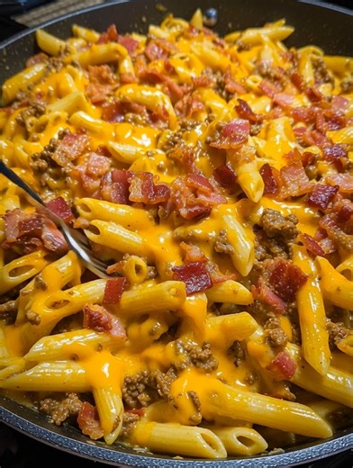 🥓🍔 Bacon Cheeseburger Pasta Bake 🧀✨ Creamy penne with seasoned beef, crispy bacon, and melted cheddar—ultimate comfort food! INGREDIENTS: 1 lb ground beef 6 slices thick-cut bacon, diced ...... Full Recipe in Coʍmеոτ 💬 | Recipes by Padma
