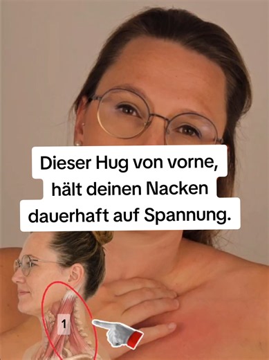 Viele Menschen behandeln ihren Nacken immer wieder direkt dort, wo es weh tut. Kurzfristig fühlt sich das oft besser an — aber die Spannung kommt häufig zurück. Warum? Wenn von vorne dauerhaft zu viel Zug entsteht — z. B. durch langes Sitzen im Rundrücken — muss deine Halswirbelsäule permanent gegenarbeiten und den Kopf anheben, damit du geradeaus schauen kannst. Und genau diese Kompensation macht oft enorm viel Stress im Schulter-Nacken-Bereich. Deshalb entsteht häufig keine nachhaltige Entspan