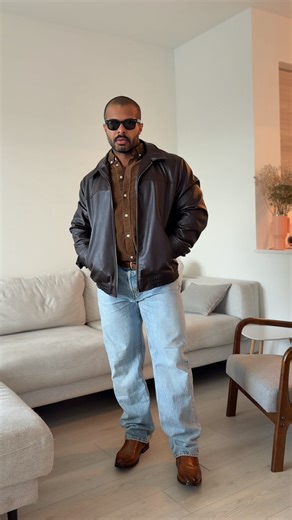 Built guys, stop hiding that frame! Try THIS fit instead 💡 This Fall, swap the oversized hoodie for some grown-up stuff. Here’s how you can build the perfect Fall outfit: 1. Start with a statement piece (I picked a leather jacket) and build your outfit around it. 2. Take advantage of textures from materials like leather and corduroy to create a cleaner look. 3. Remember: your fit should work WITH your physique, not against it. 4. Don’t forget a classic pair of sunglasses. Ray-Ban wayfarers go w
