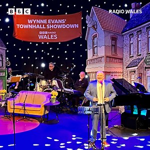 Dydd Gŵyl Dewi Hapus!!! Happy St. David's Day!!! 🌼 Take a #StDavidsDay moment to listen to this beautiful rendition of one of the greatest love songs... Myfanwy. 🧡 Performed last night by Wynne Evans at his St David's Day special Townhall Showdown in Aberdare's Coliseum Theatre. More videos to come from the Townhall Showdown across the day! | BBC Radio Wales