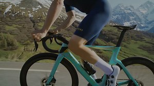 Offrez-vous un vélo d'exception chez Bicycles Quilicot! Découvrez le Bianchi Oltre RC édition limitée Tour de France, disponible en seulement... 176 EXEMPLAIRES DANS LE MONDE 🔥 Un modèle est disponible en taille 53 sur notre boutique en ligne 👉 https://www.bicyclesquilicot.com/fr/bianchi-oltre-rc-tour-de-france-edition-ls-8826 Bien plus qu'un simple vélo: c'est un chef-d'œuvre, devenez l'heureux propriétaire de ce vélo d'une énorme valeur historique ✨ | Bicycles Quilicot