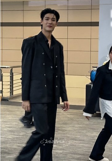 พี่ชาวีพี่จะใส่สูทมาทำไม!!!!??? (มันค่ดหล่ออะ🥺) @jimmy.jimmoi #jimmyohm #จิมมี่โอม #jimmy_jimmoi #จมอ่านว่าจอมอ
