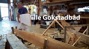 (Scroll down for Danish translation) The boatbuilders are currently working on building a reconstruction of the smallest of the three boats found on board the Gokstad Ship. The boat is being built for Solvang Viking Museum in California. Our photographer has been documenting the process and, in this film, – the first of a series – you can see the progress so far. Read more about previous reconstructions of the Gokstad Boat here: https://www.vikingeskibsmuseet.dk/en/professions/boatyard/building-