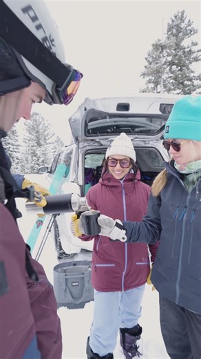 The best adventures don’t end at the bottom of the run. Whether you’re sipping a celebratory cocktail or toasting with something warm in your tumbler, the High Camp Firelight 750 Flask is built to elevate every moment. Whatever you’re sipping after shredding, make sure High Camp is along for the adventure. #highcampflasks #apresski #powdays #cheerstoadventure