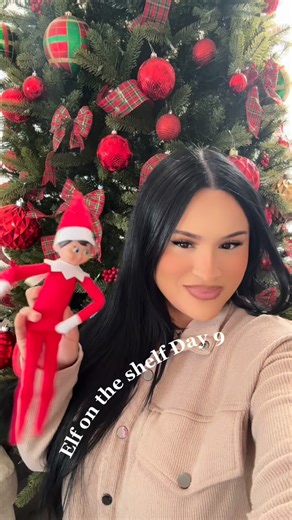 Dennisse on Instagram: "Elf turned into the grinch for today🍫🎄 #grinchmas #elfontheshelf #elfontheshelfideas #elfgrinch"