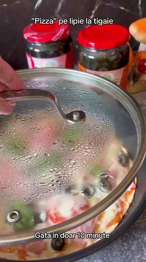 Pizza pe lipie la tigaie – Preparare rapidă și delicioasă
