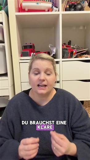 Wenn dein Kind andere Kinder schlägt, ist das kein „böses Verhalten“. Es ist Überforderung Impuls fehlende Strategie. Aber: Andere schlagen ist keine Phase, die man laufen lässt. Du stoppst sofort. Ruhig. Klar. Ohne Scham. 1. Sicherheit zuerst – du gehst körperlich dazwischen. 2. Kurz benennen – „Du wolltest …“ 3. Alternative anbieten – Tauschen oder Timer. Kinder in der Trotzphase (2–4 Jahre) haben noch keine stabile Impulskontrolle. Sie handeln schneller, als sie denken können. Deine Aufgabe i