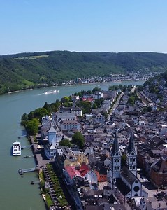 Boppard is zo’n stadje in het Rijndal dat je niet mag missen. Boppard ligt ca. acht kilometer ten noorden van de Loreley. De 12de-eeuwse Sint-Severuskerk ligt vlak achter de aanlegplaats van de cruiseschepen. Ook in dit stadje vind je het ene wijnlokaal naast het andere, in een decor van prachtige vakwerkhuizen. Neem zeker de kabelbaan naar het uitzichtpunt ‘Vierseenblick’, waar je het magnifieke panorama ziet van de Rijn, die een grote bocht in het berglandschap. 🛏 Hotels, b&b's en vakantiewon
