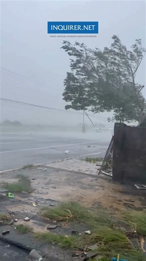 WATCH: Strong winds and heavy rainfall lashed Tiwi, Albay, at noon on Sunday, November 9, due to Super Typhoon #UwanPH. | 🎥: Manuel Dineros Damo via Karen Ng, INQUIRER.net • Follow our live updates here: https://inqnews.net/UwanPH | INQUIRER.net
