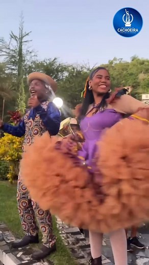 Prefeitura de Cachoeira on Instagram: "Já é São João em nossa cidade e por aqui já está tudo preparado, esperando por você! As ruas brilham em cores, a energia junina toma conta do ar, o som do forró aquece os corações. Cachoeira tá de portas e alma abertas pra te receber. Aqui a alegria mora e a tradição pulsa forte. Vem viver Cachoeira! 💙 PREFEITURA DE CACHOEIRA, TERRA MÃE DA LIBERDADE. ASCOM | PMC"