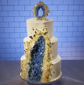This Geode Cake is the prettiest thing you'll see all day 🔷🔸🔷 #BestBakerInAmerica