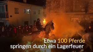 Las Luminarias: Pferde springen über Feuer