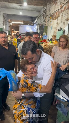 Luis Bello on Instagram: "¡Mercado 4, el corazón de Asunción que late todos los días! Hoy estuve haciendo las compras para la familia y conversando con la gente que todos los días sostiene este lugar con su trabajo. En cada puesto se ve la historia, el esfuerzo y la vida cotidiana de Asunción. En estas fiestas, apoyemos lo nuestro. Para tus compras de Navidad, vení al Mercado 4."
