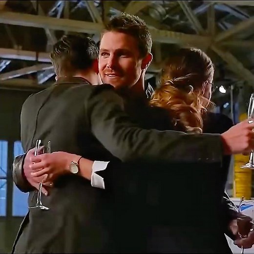 Kara, Barry and Oliver's group hug #theflash #supergirl #arrow #barryallen #oliverqueen #shorts