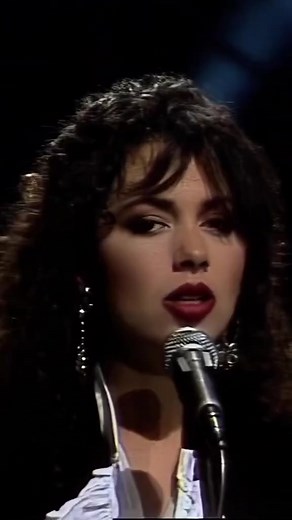 ❤️ Susanna Hoffs 🎙 Es la vocalista y guitarra rítmica del grupo de rock The Bangles y actriz por su participación en la película The Allnighter . En 1981, lanzó su primer sencillo con The Bangs, titulado Getting out of hand, tras lo que siguieron el EP Bangles (1982), LP s All Over the Place (1984), Different Light (1986), Ya En 1991, Hoffs lanzó su primer álbum como solista, titulado When You're a Boy, cuyo dulce y romántico sencillo «My side of the bed» se colocó en las zonas medias de los éx