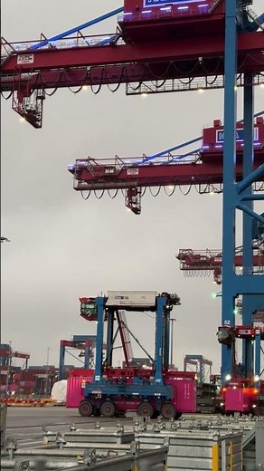 Straddle carriers in action