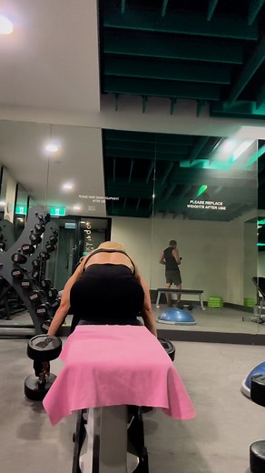 Chest workout tonight- I always include Dumbbells (17.5) - Machine Chest Press (47.5) Incline press (15k) and Chest Flyes (12.5k). Plus I always train my legs and glutes . Yay💗xo | Lesley Maxwell