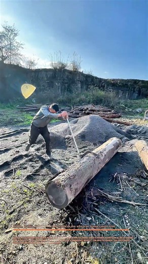 Hebeln, drehen, wenden: Wie der Stahlstab den schweren Stamm tanzen lässt