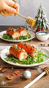 Salmon Asap Liar Alaska Gulung 🎄🐟🌟 Gulungan mini ini adalah hidangan pembuka atau camilan bersama! Mudah dibuat, cantik untuk disajikan, terlihat mewah dengan sedikit usaha DAN rasanya luar biasa berkat rasa premium dari Salmon Asap Liar Alaska ✨ 🎁Dapatkan resep lengkapnya dan temukan pemasok lokal dari Salmon Asap Liar Alaska di Indonesia pada situs kami: https://seasia.alaskaseafood.org/id/ | Alaska Seafood Indonesia