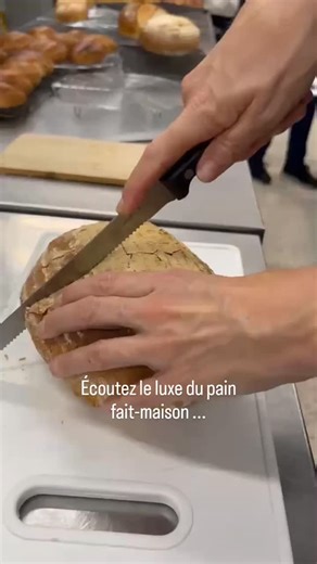 Moment capturé lors de l'atelier "Les classiques du boulanger". Atelier accessible aux débutants. 😃🍞 Sessions en matinée : ME 18/03, LU 23/03, MA 12/05 : COMPLET MA 26/05/2026 : 12 places disponibles Session en soirée : JE 23/04 :COMPLET JE 28/05 : 5 places disponibles 👇👇👇 Infos et inscription sur https://www.carole-equeter.com/ateliers/ #caroleequeter #pincéedescience #atelierculinaire #PainMaison | Carole Equeter