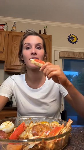 Snowcrab Egg Volcano #seafood #snowcrabs #snowcrablegs #mukbang #eating #eggvolcano #eatwithme #crabs #mukbangs #seafoodboil | megdav