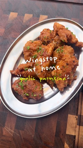 WINGSTOP AT HOME: garlic parmesan chicken tenders 🍃 This was by far the easiest (and my personal fave of the flavours). I could have eaten a BUCKET of them. 🧄RECIPE: Tenders: - 500g chicken breast tenders (or sliced chicken breast) - 250ml buttermilk - 1 tsp salt - 1 tsp black pepper Breading: - 250g plain flour - 1 tbsp cornstarch - 1 tsp paprika - 1 tsp garlic powder - 1 tsp onion powder - ½ tsp cayenne (optional) - 300ml sunflower/vegetable oil Method: 1. Marinate chicken in buttermilk, sal