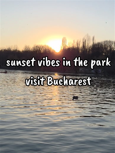Apusul soarelui se întinde pe luciul apei și ne amintește că despărțirea de zi e doar temporară! #Karmina #sunsetvibes #Bucharest #visitRomania #travel