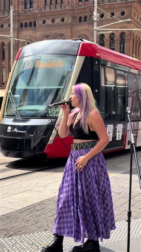 Exploring Scenic Busking Moments