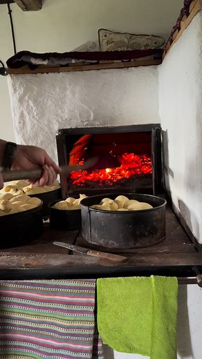 S-a umplut satul de mirosul pâinii coapte în cuptorul pe lemne. | Dranița de Bucovina