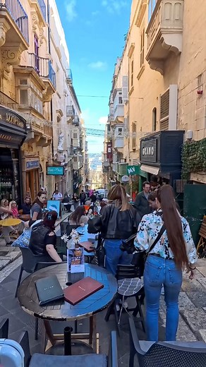 Chilling at Valletta’s Best Bars & Restaurants – A Must-Visit in Malta! 🍹✨ #walkingtour #MaltaFoodie #BestBarsMalta #VallettaViews #MaltaNightlife #TravelMalta #FoodLover #CocktailsOfInstagram #VisitMalta #MediterraneanVibes | Ranger Elmo Walker